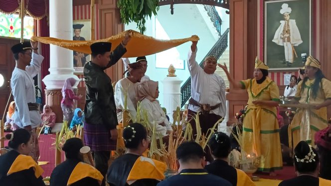 
 Ritual Beluluh Awal Sultan Kutai Jelang Erau Adat Pelas Benua