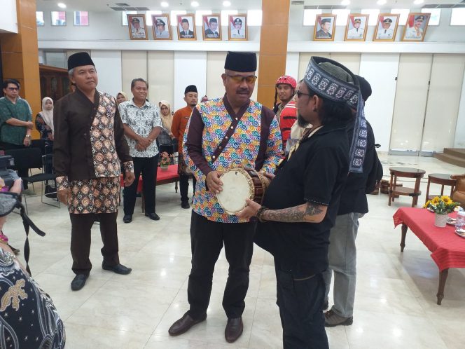 
 Bupati Kukar Edi Damansyah Serahkan Bantuan Alat Kesenian