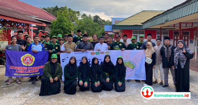 
 Lurah Loa Ipuh, Erri Suparjan bersama puluhan pemuda dalam kegiatan pembagian takjil gratis.(ep)