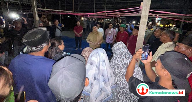 
 Wakil Bupati Kutai Kartanegara Rendi Solihin mendatangi warga korban kebakaran di Desa Sumber Sari, Kecamatan Sebulu, Kukar.(istimewa)