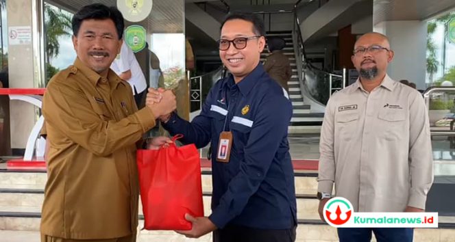 
 Sekretaris Daerah Kabupaten Kutai Kartanegara Sunggono, menerima bantuan paket sembako dari SKK Migas Kalsul dan KKKS untuk disalurkan kepada masyarakat Kukar yang membutuhkan.(kumalanews.id)