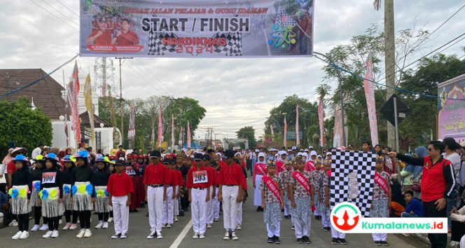 Kemeriahan lomba gerak jalan dalam rangka menyemarakkan Hari Pendidikan Nasional Tahun 2024, oleh Dinas pendidikan dan Kebudayaan Kutai Kartanegara.(kumalanews.id)