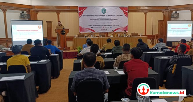 Kepala Dinas PMD Kutai Kartanegara, Arianto, saat memberikan arahan kepada peserta dari 25 desa di Kukar.(ads/kumalanews.id)