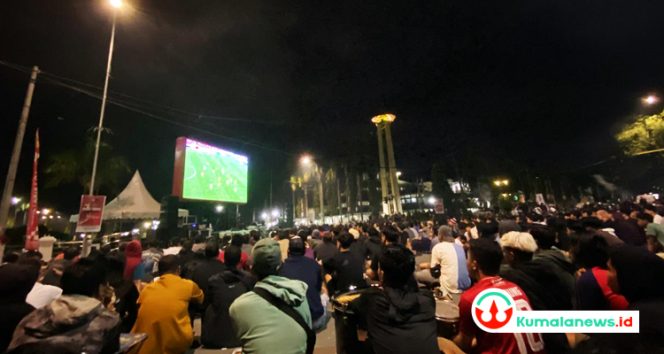 Ribuan masyarakat Kukar padati lokasi nonton bareng di simpang empat lampu merah Pendopo Bupati Kutai Kartanegara.(kumalanews.id)