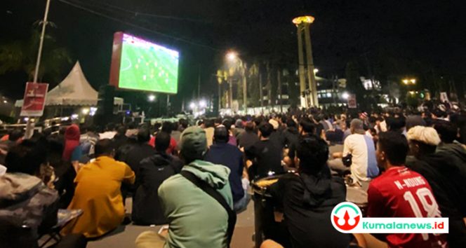 Ribuan masyarakat Kukar padati lokasi nonton bareng di simpang empat lampu merah Pendopo Bupati Kutai Kartanegara.(kumalanews.id)