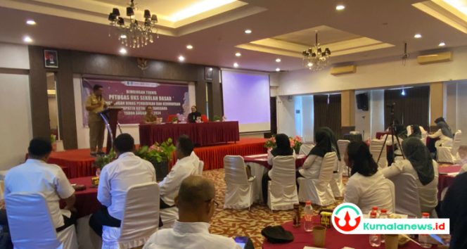 Kepala bidang Kurikulum Pengembangan Bahasa dan Sastra, Perijinan Pendidikan, Pendidik dan Tenaga Kependidikan, Disdikbud Kukar, Joko Sampurno, membuka bimtek petugas UKS sekolah dasar.(kumalanews.id)