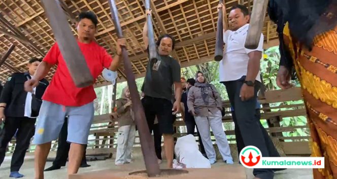 
 Prosesi Nutuk Beham yang dilakukan oleh warga Desa Kedang Ipil.(kumalanews.id)