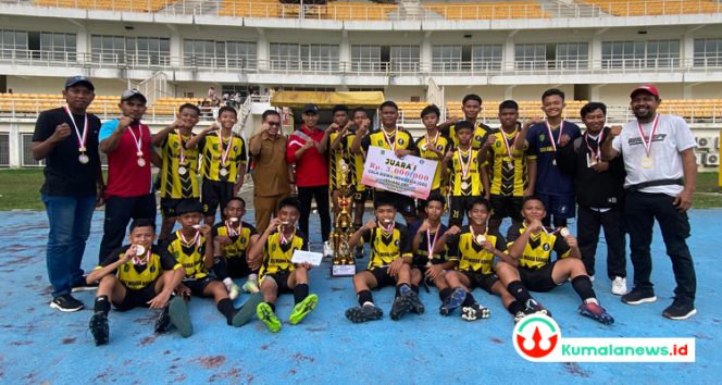 
 Kepala Bidang Pendidikan SMP Disdikbud Kukar, Eryadi bersama tim GSI Kecamatan Muara Badak yang berhasil menjuarai Gala Siswa Indonesia jenjang SMP tingkat Kabupaten Kutai Kartanegara tahun 2024.(kumalanews.id)
