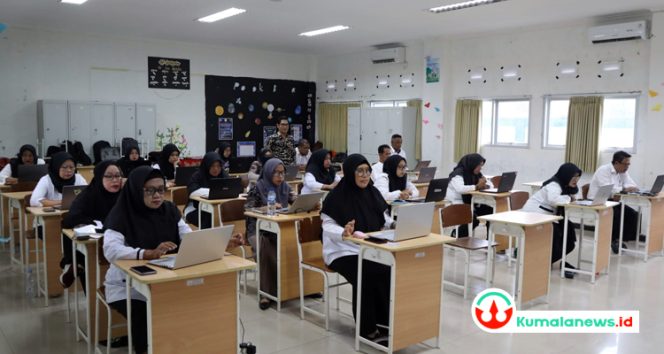 Suasana para peserta mengikuti Uji Kompetensi Kenaikan Jenjang (UKKJ) pangkat guru tahun 2024, yang digelar oleh Direktorat Jenderal Guru dan Tenaga Kependidikan, Kementerian Pendidikan, Kebudayaan, Riset dan Teknologi Republik Indonesia, yang berlangsung di SMP Negeri 1 Tenggarong secara daring.(disdikbud kukar)