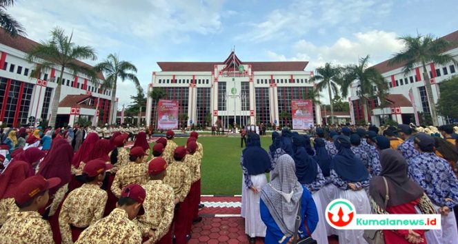 Upacara Peringatan Hari Pendidikan Nasional (Hardiknas) Tahun 2024 di Kutai Kartanegara (Kukar) berlangsung dengan khidmat dan sederhana, di halaman kantor Bupati Kukar.(kumalanews.id)