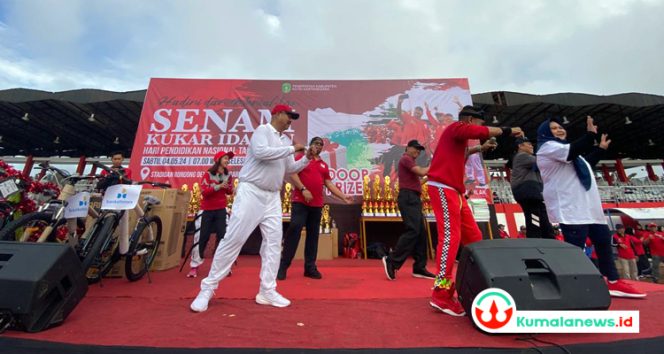 Bupati Kutai Kartanegara, Edi Damansyah bersama Bunda PAUD Kukar, Maslianawati, didampingi Kepala Disdikbud Kukar, Thauhid Afrilian Noor, mengikuti Senam Kukar Idaman dalam rangka memeriahkan Hardiknas 2024.(kumalanews.id)