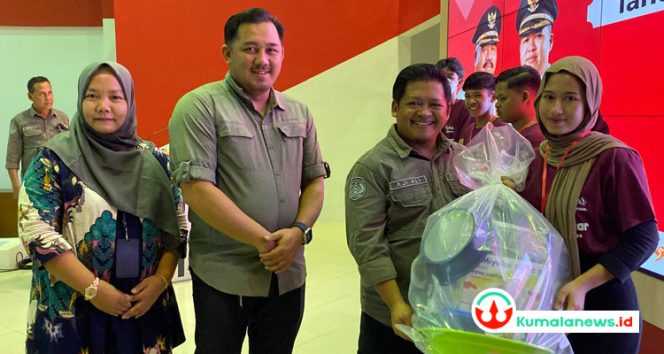 Kepala Dispora Kutai Kartanegara, Aji Ali Husni didampangi Kepala Bidang (Kabid) Kewirausahaan Pemuda dan Kepramukaan Dispora Kukar, Dery Wardhana dan perwakilan dari Lembaga Pendidikan dan Pelatihan El Rahma Samarinda, menyerahakan peralatan kepada peserta pelatihan teknis kewirausahaan pemuda.(kumalanews.id)