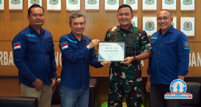 Sambangi Kodim 0906, PWI Kukar Serahkan Piagam Penghargaan