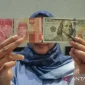 Nilai tukar rupiah melemah terhadap dolar 080425 Fhs 5.jpg