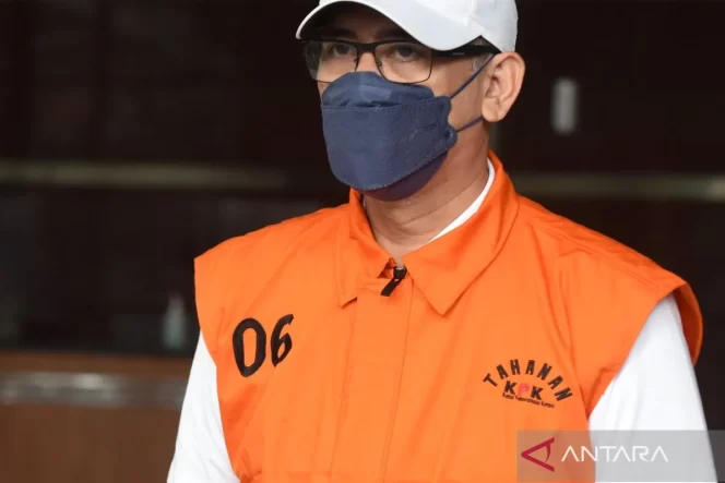 
 Tersangka kasus dugaan korupsi pemberian fasilitas kredit oleh Lembaga Pembiyaan Ekspor Indonesia (LPEI) Newin Nugroho berjalan menuju mobil tahanan saat pelimpahan tahap dua di Gedung Merah Putih KPK, Jakarta, Kamis (10/7/2025). Penyidik KPK melimpahkan berkas perkara kasus dugaan korupsi pemberian fasilitas kredit oleh LPEI dengan tersangka Direktur Utama PT Petro Energy Newin Nugroho berikut barang bukti ke Jaksa Penuntut Umum (JPU) KPK untuk segera dibuat surat dakwaan dan disidangkan. ANTARA FOTO/Indrianto Eko Suwarso/YU.