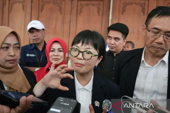 
 Wakil Menteri Pendidikan Tinggi, Sains, dan Teknologi (Wamendiktisaintek) Stella Christie ditemui seusai menghadiri Pengenalan Kehidupan Kampus bagi Mahasiswa Baru (PPKMB) di Universitas Negeri Malang, di Kota Malang, Jawa Timur, Senin (18/8/2025). ANTARA/Ananto Pradana