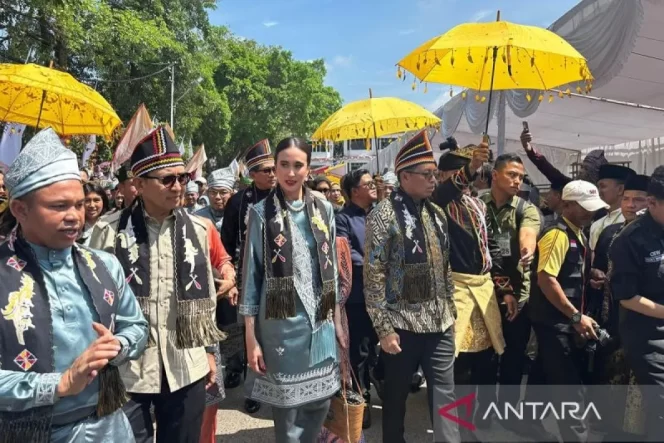 
 Menteri Pariwisata Widiyanti Putri Wardhana, Kepala Komunikasi Kepresidenan Hasan Nasbi dan Menteri Kebudayaan Fadli Zon tiba di lokasi pembukaan Festival Pacu Jalur 2025 di Tepian Narosa, Sungai Batang Kuantan, Kabupaten Kuantan Singingi (Kuansing), Riau, Rabu (20/8/2025). ANTARA/Mentari Dwi Gayati/aa.