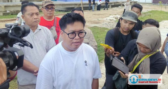 
 Wakil Bupati Kutai Kartanegara (Kukar), Rendi Solihin, memberikan keterangan kepada awak terkait progres pembangunan Waterboom Pulau Kumala. Proyek yang mulai dikerjakan sejak 2022 ini ditargetkan selesai pada 2026 mendatang dan diharapkan menjadi destinasi wisata unggulan di Kukar. (Indirwan/Fairuzzabady/Kumalanews.id)