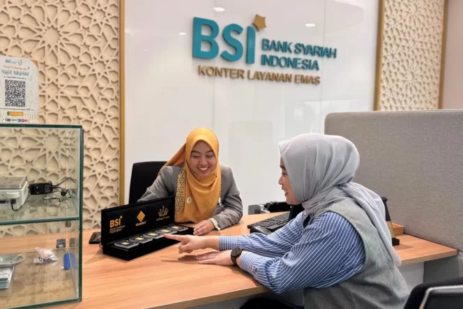 
 Foto petugas layanan PT Bank Syariah Indonesia Tbk (BSI) melayani nasabah cicil emas di salah satu kantor cabang BSI. ANTARA/HO-BSI