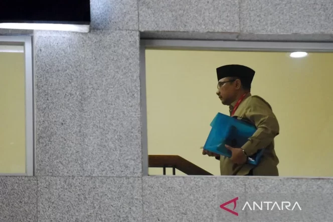 
 Mantan Menteri Agama Yaqut Cholil Qoumas berjalan ke ruang pemeriksaan di Gedung Merah Putih KPK, Jakarta, Kamis (7/8/2025). ANTARA FOTO/Indrianto Eko Suwarso/tom/am.