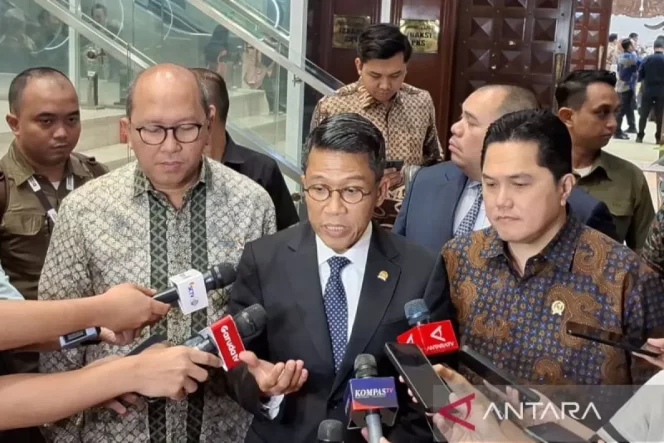 
 Chief Executive Officer (CEO) Danantara Indonesia Rosan Roeslani (kiri depan ) bersama Ketua Komisi XI DPR RI Mukhamad Misbakhun dan Menteri BUMN Erick Thohir saat diwawancarai di Gedung DPR RI, Jakarta, Selasa (19/08/2025).  ANTARA/ Muhammad Heriyanto/pri.