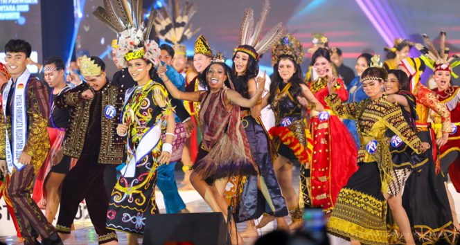 
 Penampilan spesial dari seluruh peserta Putra-Putri Pariwisata Nusantara pada malam Grand Final di Multifunction Hall Kemenko 3, KIPP IKN pada Minggu (25/08/2025). (Foto. Dok: Humas Otorita IKN)