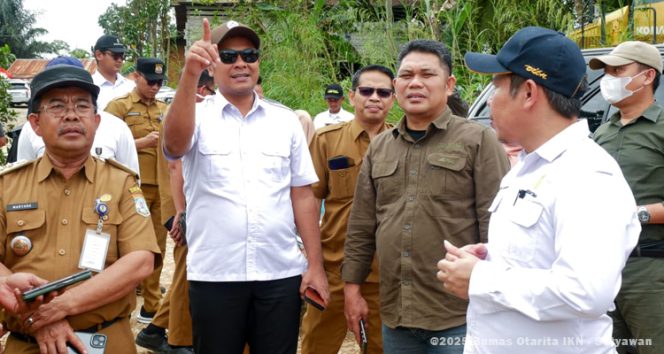 
 Survei lapangan penegasan batas wilayah IKN-Balikpapan di  PBU2 Jalan Soekarno Hatta, Kelurahan Karya Merdeka, Kecamatan Samboja Barat pada Selasa (26/8/2025). (Foto. Dok: Humas Otorita IKN)