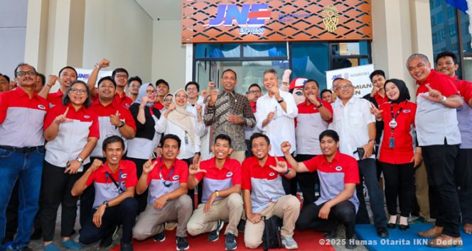 
 Foto bersama di depan gerai Sales Counter Agen IKN 001 di Hunian ASN 4 Tower 3. (Foto. Dok: Humas Otorita IKN)