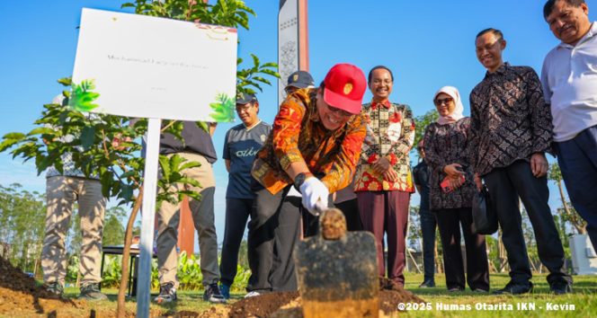
 Duta Besar Luar Biasa dan Berkuasa Penuh Republik Indonesia untuk Republik Kazakhstan merangkap Republik Tajikistan, Dr. Mochammad Fadjroel Rachman, S.E., M.H, melakukan penanaman pohon di Plaza Bhineka Tunggal Ika KIPP IKN pada Jumat (29/08/2025). (Foto. Dok: Humas Otorita IKN)