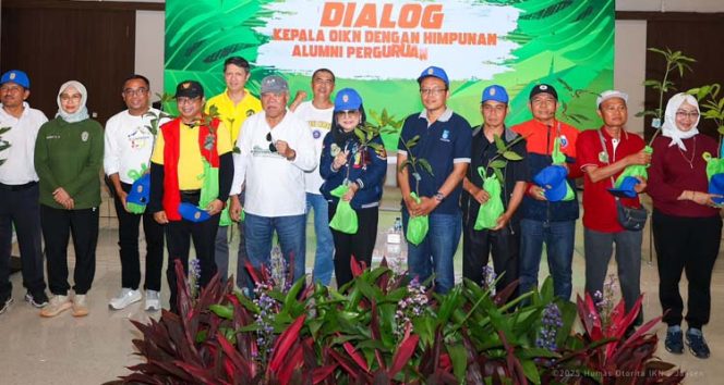 
 Foto bersama dan penyerahan cinderamata pohon kepada perwakilan Himpunan Alumni Perguruan Tinggi Kaltim.