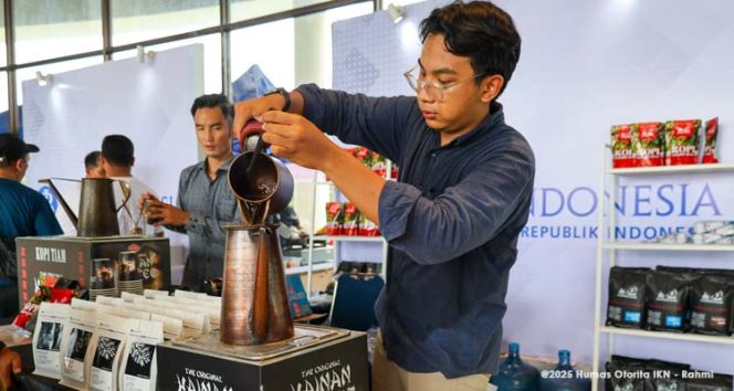 
 Peracik kopi tengah membuat hainan coffee.