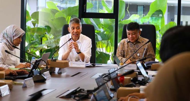 
 Ir. Medrilzam, M. Prof. Econ, Ph.D (Deputi Pengembangan Wilayah, KemenPPN/Bappenas) samping kanan dan Bimo Adi Nursanthyasto, S.T., M.B.A. (Sekretaris Otorita IKN) samping kiri dalam tanya jawab antara OIKN, Bappenas dan JICA mengenai konsep yang ditawarkan dari Tri-City Development Plan. (Foto. Dok: Humas Otorita IKN)