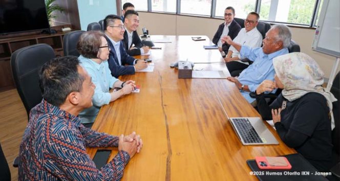 
 Pembahasan kerja sama antara Kepala Otorita IKN dan PT Intiland Development Tbk mengenai perencanaan pembangunan 109 unit rumah tapak. (Foto. Dok: Humas Otorita IKN)