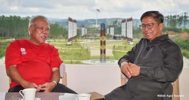 
 Kepala Otorita IKN (Basuki Hadimuljono) dan Wakil Ketua Komnas HAM (Prabowo Wibowo Mukti) berbincang hangat dalam pertemuannya di Kantor Otorita Ibu Kota Nusantara. (Foto. Dok: Humas Otorita IKN)