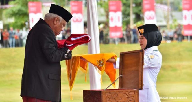
 Dr. (H.C.) Ir. H. M. Basuki Hadimuljono, M.Sc., Ph.D., selaku inspektur upacara mencium dan menerima bendera pusaka merah putih. (Foto. Dok: Humas Otorita IKN)