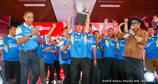 
 Juara umum Porsentara 2025 merayakan kemenangan di atas panggung. (Foto. Dok:  Humas Otorita IKN)