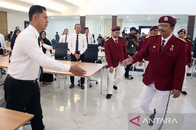 
 Menteri Sosial Saifullah Yusuf (kanan) menyapa guru sebelum membuka pembekalan kepala sekolah dan guru Sekolah Rakyat di SRMA 10, Jakarta, Selasa (19/8/2025). Pembekalan tersebut mencakup kurikulum, orientasi Sekolah Rakyat, pendidikan inklusi yang ramah anak dan ramah hak asasi manusia, termasuk pemetaan bakat atau talent mapping untuk menciptakan murid berkarakter dan berdaya saing. ANTARA FOTO/Muhammad Iqbal/nym/pri.