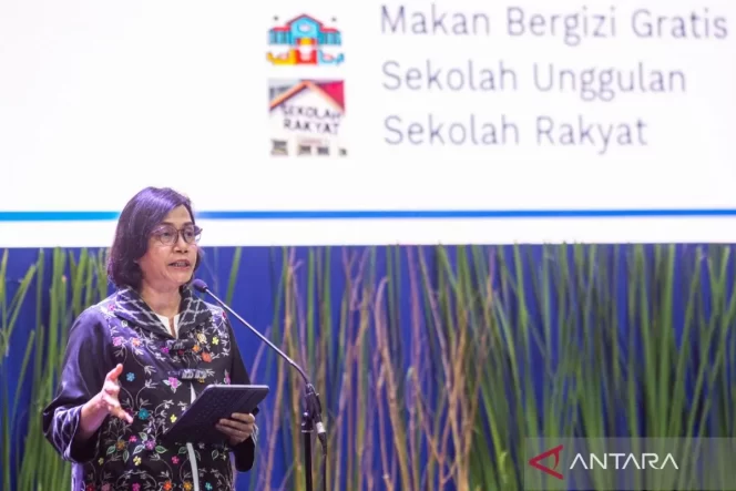 
 Menteri Keuangan Sri Mulyani menyampaikan paparan saat acara Konvensi Sains Teknologi dan Industri Indonesia (KSTI) 2025 di Sasana Budaya Ganesha (Sabuga), Institut Teknologi Bandung (ITB), Bandung, Jawa Barat, Kamis (7/8/2025). Presiden Prabowo Subianto menginisiasi gelaran KSTI 2025 yang diikuti lebih dari 2.000 ilmuwan, dosen, dan mahasiswa doktoral dari dalam dan luar negeri sebagai penguatan ilmu pengetahuan untuk kepentingan nasional dalam menyamakan visi dan merancang strategi riset nasional guna pemerataan dan pertumbuhan ekonomi. ANTARA FOTO/Novrian Arbi/nym. (ANTARA FOTO/NOVRIAN ARBI)