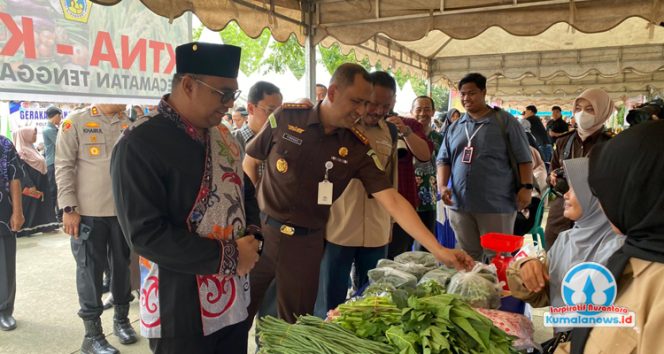 
 Kepala Kejaksaan Negeri Kukar Tengku Firdaus bersama Bupati Kutai Kartanegara Aulia Rahman Basri, serta jajaran Forkopimda Kukar, meninjau stand Gerakan Pangan Murah (GPM) yang berlangsung di Taman Creative Park Tenggarong, Kamis (28/8/2025). (Fairuzzabady/Kumalanews.id)