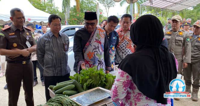
 Bupati Kutai Kartanegara Aulia Rahman Basri bersama Kepala Kejaksaan Negeri Kukar Tengku Firdaus serta jajaran Forkopimda Kukar, meninjau stand Gerakan Pangan Murah (GPM) yang berlangsung di Taman Creative Park Tenggarong, Kamis (28/8/2025). (Fairuzzabady/Kumalanews.id)