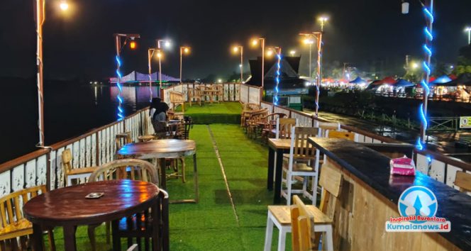 Cafe Kapal Danau Jempang menawarkan pengalaman ekowisata dengan menyusuri Sungai Mahakam menggunakan kapal wisata yang sudah dilengkapi fasilitas hiburan. (Indirwan/Fairuzzabady/Kumalanews.id)