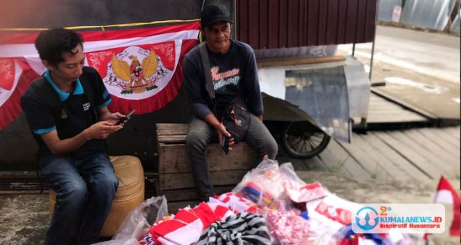 
 Sumna pedagang bendera saat memberikan keterangan kepada seorang awak media, terkait penurunan penjualan bendera dan pernak pernik khas Agustus. (Foto: Muhammad Zailany/Fairuzzabady/Kumalanews.id)