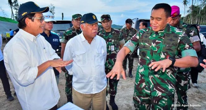 
 Peninjauan Sekolah Taruna Nusantara IKN bersama Plt. Deputi Bidang Sarana dan Prasarana (Danis Hidayat Sumadilaga), Kepala Otorita IKN (Basuki Hadimuljono) dan Sekjen Kemenhan RI (Letnan Jenderal TNI Tri Budi Utomo). (Foto. Dok: Humas Otorita IKN)