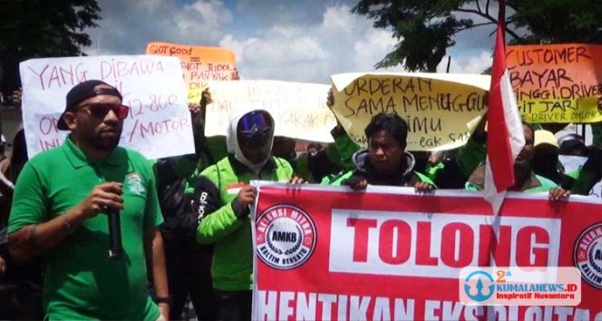 
 Ratusan driver ojek dan taksi online yang tergabung dalam Aliansi Mitra Kaltim Bersatu kembali menggelar aksi damai kedelapan di depan Kantor Gubernur Kalimantan Timur. (Foto: Axel R/Fairuzzabady/Kumalanews.id)