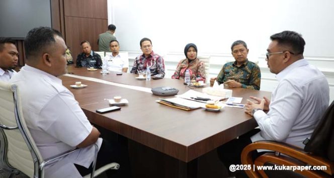 
 Bupati Kutai Kartanegara (Kukar) Aulia Rahman Basri menerima kunjungan silaturahmi dan audiensi jajaran Unit Pelaksana Teknis (UPT) Lembaga Pemasyarakatan (Lapas) Tenggarong di Rumah Jabatan Bupati. (Foto. Dok: www.kukarpaper.com)