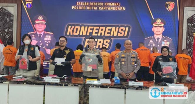 
 Polres Kutai Kartanegara berhasil mengungkap sejumlah kasus viral di wilayah hukumnya. Satu di antaranya adalah tindak pidana pelecehan terhadap anak di bawah umur, yang melibatkan seorang pengajar di pondok pesantren. Selain itu, Polres Kukar juga mengungkap kasus pencurian 93 tabung gas, dan sindikat penipuan emas palsu. (M. Fikri Khairi/Fairuzzabady/Kumalanews.id)