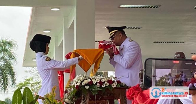 
 Bupati Kutai Kartanegara Aulia Rahma Basri, saat mencium Bendera Merah Putih sebelum dikibarkan oleh Paskibraka Kukar, dalam peringatan detik-detik Proklamasi Kemerdekaan ke-80 Republik Indonesia, pada Minggu 17 Agustus 2025 di lapangan Kantor Bupati Kukar. (Fairuzzabady/Kumalanews.id)