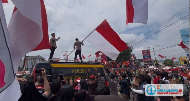
 Ribuan warga memadati kawasan perempatan Lembuswana, Samarinda, Minggu (17/8/2025) pagi. Upacara pengibaran bendera Merah Putih digelar meriah untuk memperingati Hari Ulang Tahun (HUT) ke-80 Republik Indonesia. (Axel R/Fairuzzabady/Kumalanews.id)