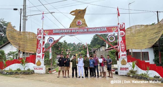
 Lurah Maluhu Tri Joko Kuncoro bersama warga RT 17 dan RT 18 serta Karang Taruna Kelurahan Maluhu berfoto bersama di depan gapura karya mereka yang berhasil meraih juara pertama Lomba Gapura Merah Putih tingkat Kecamatan Tenggarong. (Foto Dok: Kelurahan Maluhu)