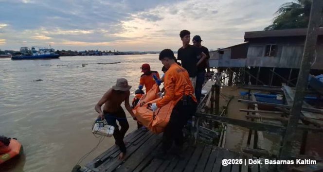 
 Tim SAR mengevakuasi jasad korban kecelakaan perahu di Sungai Mahakam, Kelurahan Selili, Samarinda, Minggu (17/8/2025). (Foto. Dok: Basarnas Kaltim)